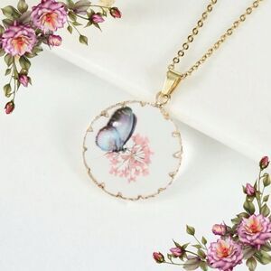 Bohemian Style Butterfly Pendant Necklace With Dried Flowers